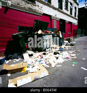 Obdachloser durchsuchen Müll auf der Rückseite Gasse Mülltonnen, Downtown Eastside Vancouver, BC, British Columbia, Kanada Stockfoto