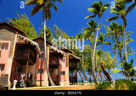 Tropischen Luxus-Resort direkt am Meer mit Palmen Stockfoto