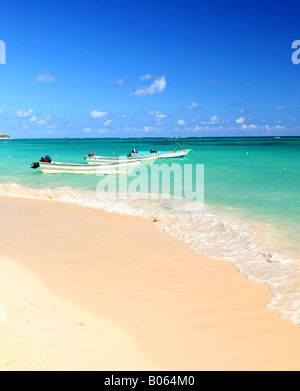 Angelboote/Fischerboote im karibischen Meer verankert in der Nähe Sandstrand Stockfoto