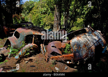 Haufen von alten rostigen Autos im Schlamm Stockfoto