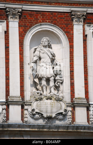 Prinz Georg von Dänemark-Statue auf der Südseite der Guildhall, High Street, Windsor, Berkshire, England, Vereinigtes Königreich Stockfoto