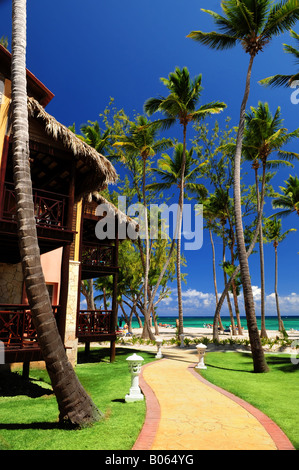 Tropischen Luxus-Resort direkt am Meer mit Palmen Stockfoto