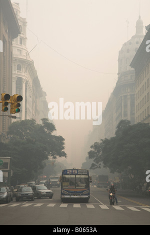 In den Rauch aus der Verbrennung von Campo Norden östlich der Stadt Buenos Aires Stockfoto