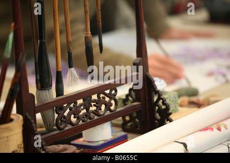 Werkzeuge und Werke der chinesischen Kunst in einer Galerie i Chongqing, China. Stockfoto