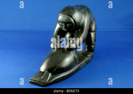 Kanada, erste Nationen kanadische Kunst. Typische Inuit Speckstein Skulptur Dichtung Jäger des Künstlers Paulossie Weetaluktuk. Stockfoto