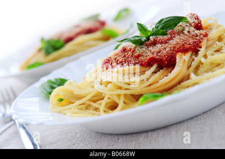 Pasta mit Tomaten-Basilikum-sauce und geriebener parmesan Stockfoto