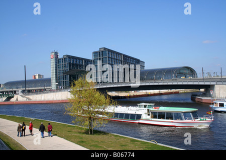 Ein Spaziergang entlang der Spree gegenüber dem modernen neuen Hauptbahnhof Hauptbahnhof, Berlin, Deutschland Stockfoto