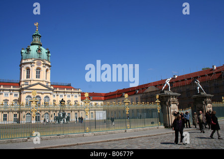 Besucher vor den Toren von Schloss Charlottenburg, Berlin, Deutschland Stockfoto