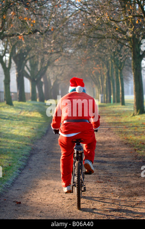 VATER WEIHNACHTEN ON A BICYCLE Stockfoto