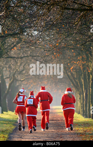 LÄUFER IN WEIHNACHTSMANN FANCY DRESS Stockfoto
