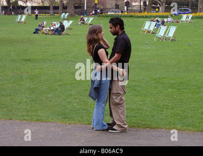 Junges Paar umarmt in Hyde Park London England UK Stockfoto