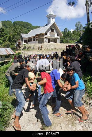 Indonesien Sulawesi Tana Toraja: traditionelle Beerdigung, der Körper wird in einer Prozession zum Grab getragen. Stockfoto