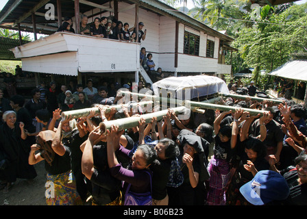 Indonesien Sulawesi Tana Toraja: traditionelle Beerdigung, der Körper wird in einer Prozession zum Grab getragen. Stockfoto