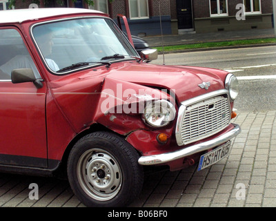 drei Viertel beschädigt Blick auf Unfall rote Mini Stockfoto