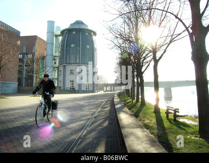 Detail der Bonnefanten Museum Maastricht Niederlande mit Radfahrer nähert sich Stockfoto