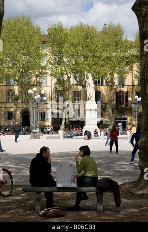 ein paar Essen in Piazza Napoleone Lucca Italien Stockfoto