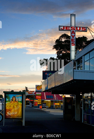 Neuseeland, Nordinsel, Bay of Plenty, Te Puke Hauptstraße. Jesus rettet Werbung Zeichen auf den Straßen im Abendlicht Stockfoto