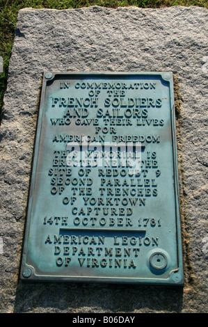 Gedenktafel an französischen alliierte Truppen errichtet neben Redoubt Nr. 9, Yorktown Battlefield. Stockfoto