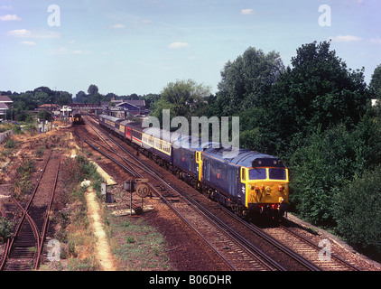 Ein paar der Klasse 50 Diesellokomotiven arbeiten ein Enthusiast Charta auf Paddock Wood im Jahr 2003. Stockfoto