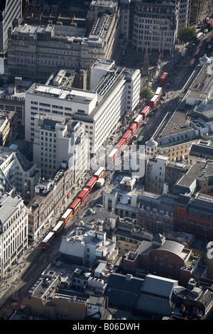 Luftbild Süden westlich von The Strand mit roten Doppeldecker-Bus in einer Zeile und Charing Cross Station London WC2 England UK Stockfoto