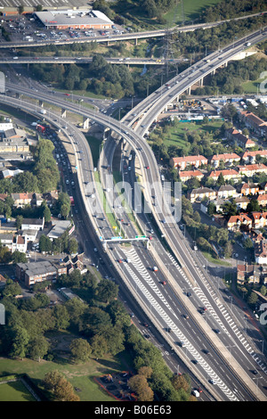 Luftbild Süd östlich von Charlie Brown s Kreisverkehr Kreuzung 4 und s Gehäuse Woodford London E18 England UK Stockfoto