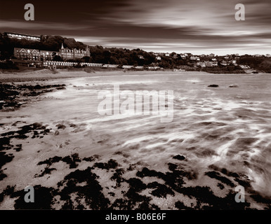 Ein nebliger Meer mit Flut bei Langland Bucht in Swansea. Eine Langzeitbelichtung geschossen, die Bewegung der Wellen zu erfassen Stockfoto