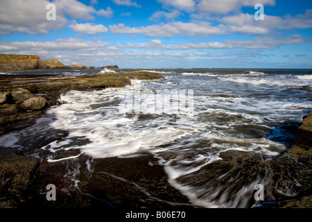 Bei Ebbe gegen Bay in der Nähe von Whitby North Yorkshire Coast Stockfoto