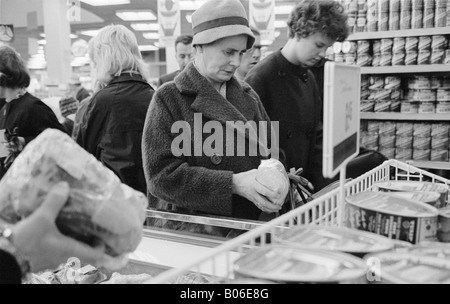 Einkaufen in den sechziger Jahren Stockfoto