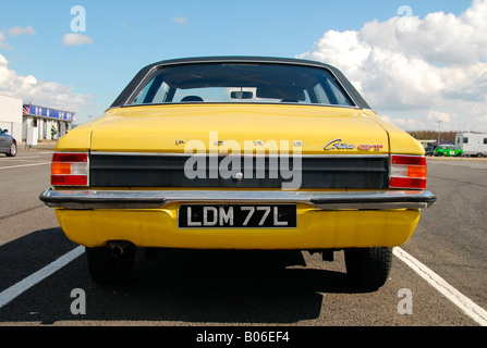 Leuchtend gelben Ford Cortina Mk3 2000cc GT geparkt im Fahrerlager in Silverstone Stockfoto