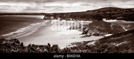 Dies ist Three Cliffs Bay auf den südlichen Bereich der Halbinsel Gower. Es ist eines der Top-Ten-Aussichten als auf den letzten tv gewählt wurde Stockfoto