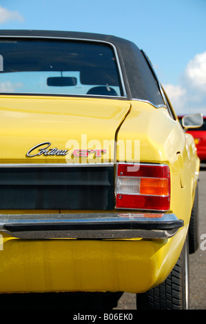 Leuchtend gelben Ford Cortina Mk3 2000cc GT geparkt Stockfoto