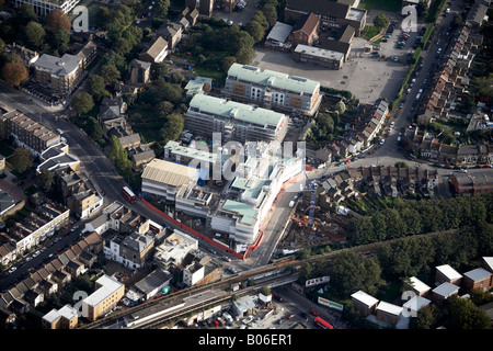Luftbild Südosten Queens Road Train Station Bahnlinie s beherbergt Geschäfte Peckham London SE15 England UK Stockfoto