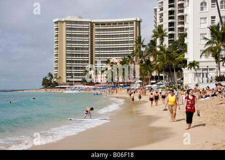 Holdiday Entscheidungsträger Waikiki Strand entlang spazieren, auf der Insel Oahu.Haiwaii. Stockfoto