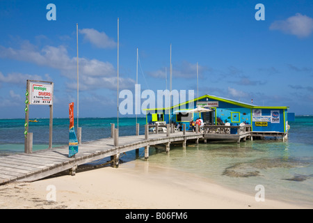 Belize, Caye Ambergris Caye, Pier und Tauchladen Stockfoto