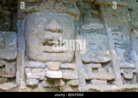 Belize, Lamanai, Maske Tempel (Struktur N9-56), 13ft Maske eines Mannes in einem Krokodil-Kopfschmuck Stockfoto