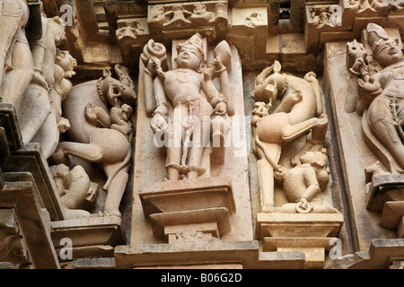 Skulptur von Kandariya Mahadev Hindutempel, westliche Gruppe, UNESCO-Weltkulturerbe, Khadjuraho, Staat Madhya Pradesh, Indien Stockfoto