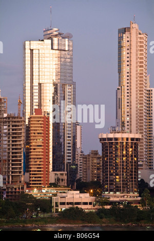 Panama, Panama-Stadt, Punta Paitilla in der Abenddämmerung Stockfoto