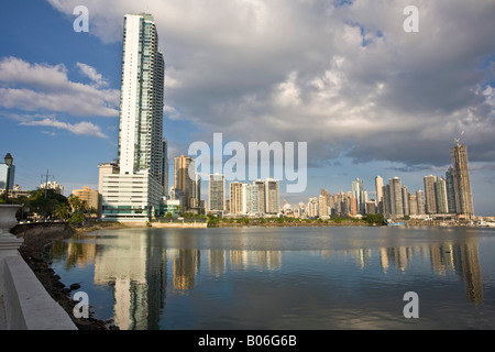 Panama, Panama-Stadt, Punta Paitilla Gebäuden reflektiert in Panama Bucht Stockfoto