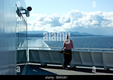 Passagiere genießen einen sonnigen Tag während des Segelns über Georgia Strait an Bord der BC Ferries MV Coastal Renaissance Stockfoto