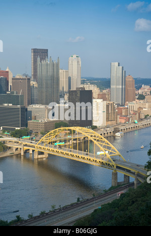 USA, Pennsylvania, Pittsburgh, Innenstadt/Goldenes Dreieck über den Monongahela Fluss Stockfoto