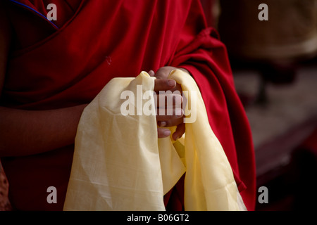 Mönch hält eine Kathak Stockfoto