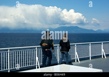 Passagiere genießen eine sonnige Segeln über Georgia Strait an Bord der BC Ferries MV Coastal Renaissance. Stockfoto