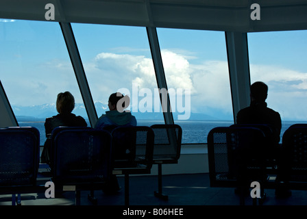 Passagiere genießen die spektakuläre Aussicht während der Fahrt über die Straße von Georgia an Bord der BC Ferries MV Coastal Renaissance. Stockfoto