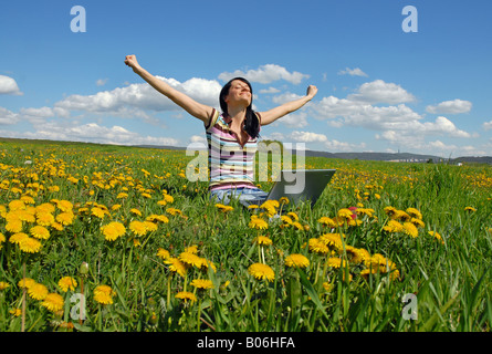 Gute Nachrichten online in der Natur. Stockfoto