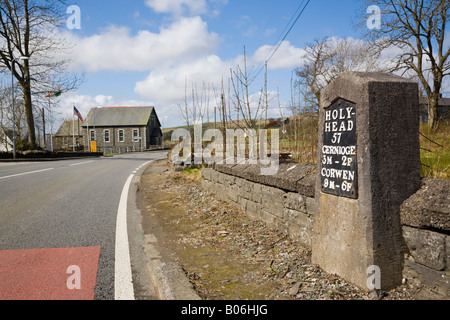 5 Road historischen Coaching route Straße, gebaut von Thomas Telford mit original alten Meilenstein und Kapelle. Cerrigydrudion Conwy in Wales GROSSBRITANNIEN GROSSBRITANNIEN Stockfoto