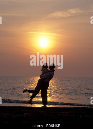 Glückliches Paar am Strand Stockfoto