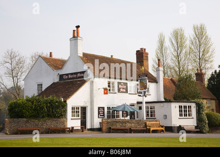 Die Gerste Mähen traditionellen ländlichen Dorf Pub in Tilford Surrey England Großbritannien Großbritannien Stockfoto