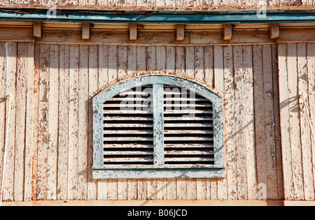 Verwitterte Board traditionelle shuttered Fenster im Altbau auf der Insel Kauai in Hawaii Stockfoto