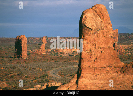 Auto auf Straße, Arches-Nationalpark, Utah, USA Stockfoto