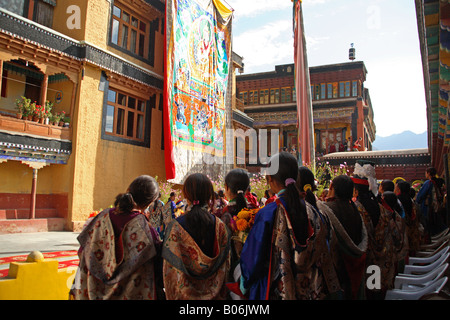 lokale Leute zu beobachten eine Zeremonie, Ladakh / Indien Stockfoto